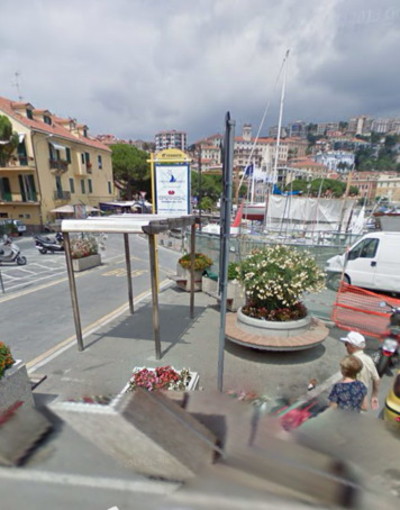 Imperia: sparite panchine a Borgo Marina, un lettore ne chiede il ripristino