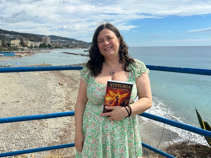 Angela Perri presenta "Vittoria, come una Fenice": a Pompeiana parole, musica e sorprese per raccontare una storia di rinascita Angela Perri presenta "Vittoria, come una Fenice": a Pompeiana parole, musica e sorprese per raccontare una storia di rinascita