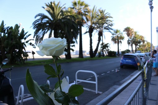 Attentato di giovedì scorso a Nizza: sulla facciata del Municipio due teloni con i nomi delle vittime