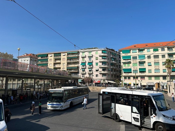 Autobus guasto e passeggeri a terra: a Sanremo anziani bloccati sulla corsa per Verezzo senza assistenza nel 2026
