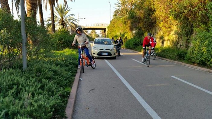 Auto transita sulla ciclabile, obbligando ciclisti e persone presenti a spostarsi. I "furbetti" non sono solo in Comune Auto transita sulla ciclabile, obbligando ciclisti e persone presenti a spostarsi. I "furbetti" non sono solo in Comune