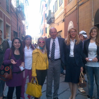 Imperia: il candidato sindaco del centro destra Erminio Annoni in visita al mercato Imperia: il candidato sindaco del centro destra Erminio Annoni in visita al mercato