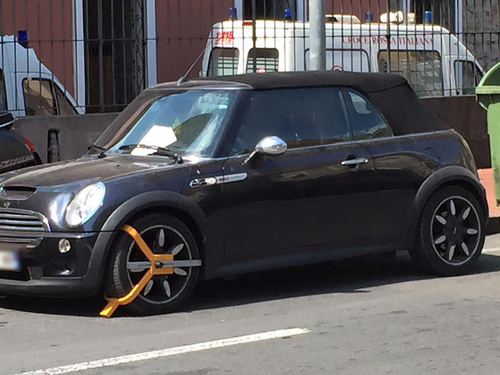 Sanremo: lotta ai furbetti del parcheggio, nel nuovo appalto per la rimozione auto prevista l'introduzione delle ganasce