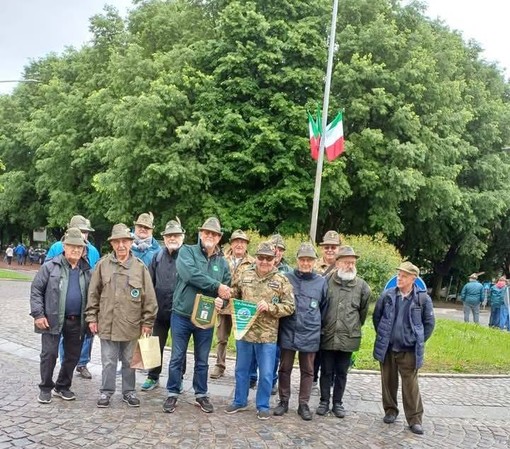 Alzabandiera, onore ai caduti, messa al campo e pranzo: Raduno alpino a Buggio (Foto)
