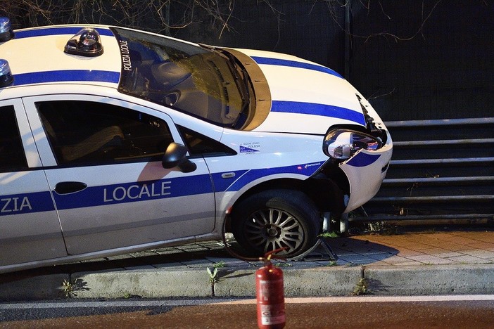 Sanremo: stanno meglio i due agenti della Municipale finiti ieri fuori strada in via Pietro Agosti Sanremo: stanno meglio i due agenti della Municipale finiti ieri fuori strada in via Pietro Agosti