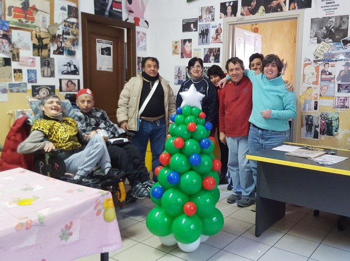 Camporosso: la neonata associazione ACEB dona alla Spes Auser di Ventimiglia un albero di Natale addobbato da palloncini festosi