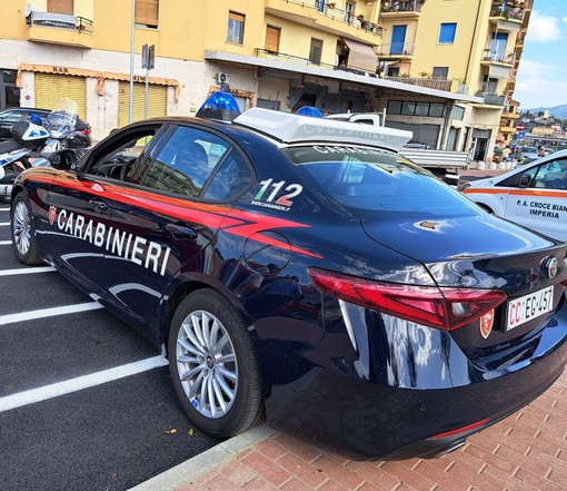 Senza biglietto viene fatto scendere dal treno e aggredisce i pendolari: 32enne arrestato dai Carabinieri Senza biglietto viene fatto scendere dal treno e aggredisce i pendolari: 32enne arrestato dai Carabinieri