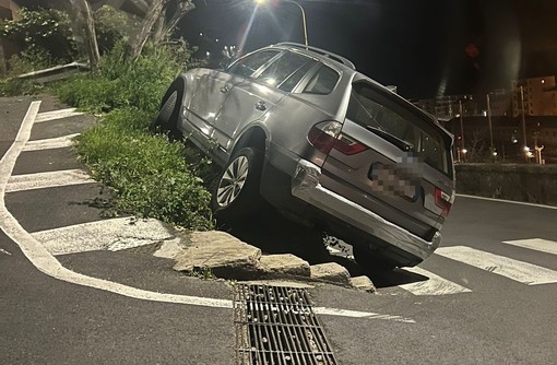 Ventimiglia, auto lasciata 'in bilico' sul ciglio della strada a San Secondo (Foto) Ventimiglia, auto lasciata 'in bilico' sul ciglio della strada a San Secondo (Foto)
