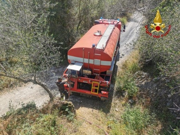 Emergenza idrica, Vigili del Fuoco impegnati in rifornimenti idrici a Borghetto d'Arroscia Emergenza idrica, Vigili del Fuoco impegnati in rifornimenti idrici a Borghetto d'Arroscia