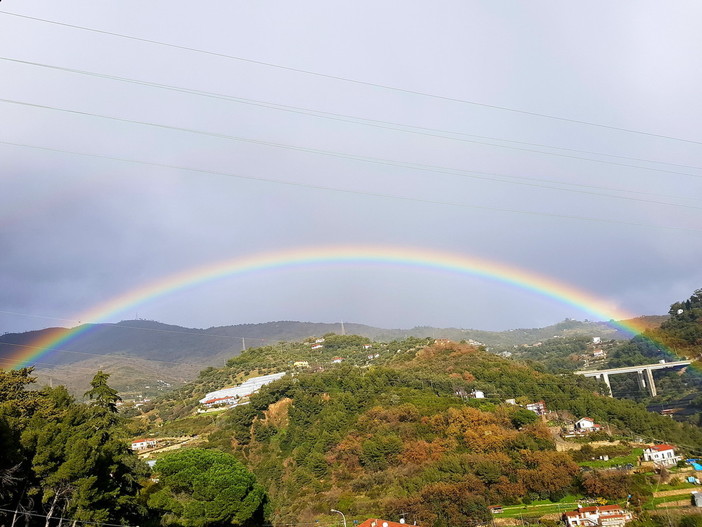 Un bellissimo arcobaleno al termine di giorni di pioggia, le immagini di alcuni lettori