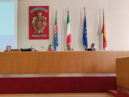 Ventimiglia approva la ratifica di variazione di bilancio: in arrivo nuove ecoisole informatizzate e macchine mangiaplastica Ventimiglia approva la ratifica di variazione di bilancio: in arrivo nuove ecoisole informatizzate e macchine mangiaplastica