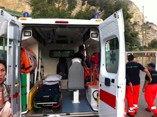 Ventimiglia: lite e botte tra due giovani donne per futili motivi in via Repubblica di fronte al mercato Ventimiglia: lite e botte tra due giovani donne per futili motivi in via Repubblica di fronte al mercato