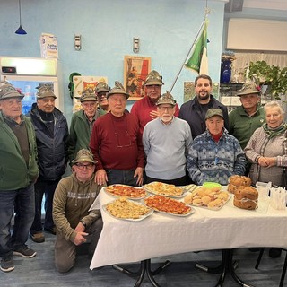 Vallecrosia, si avvicina il Natale: scambio di auguri tra gli Alpini Vallecrosia, si avvicina il Natale: scambio di auguri tra gli Alpini