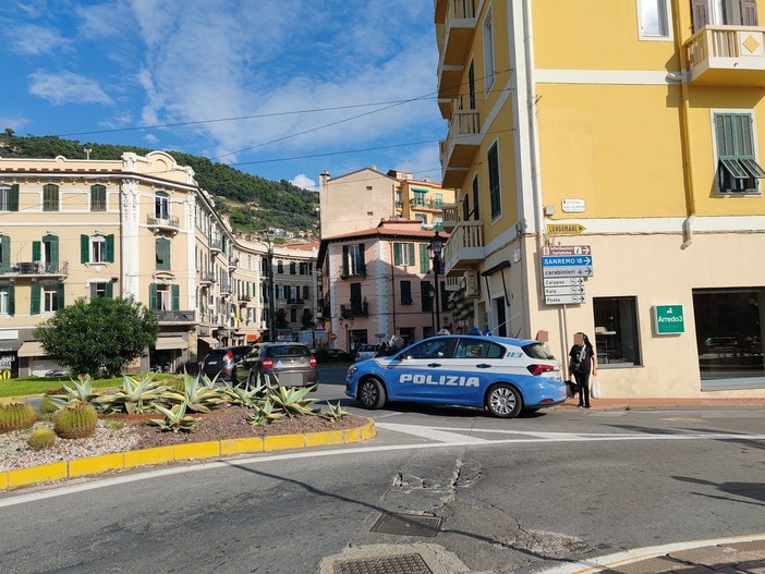 Ventimiglia, tenta di rapinare un negozio con la pistola: arrestato