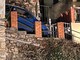 Imperia, 30enne percorre con l'auto la scalinata della chiesa di Castelvecchio e rimane incastrato: in azione i vigili del fuoco (foto)
