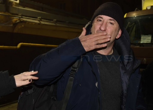 Sanremo: Antonio Albanese 'pizzicato' all'uscita dell'Ariston al termine del suo spettacolo