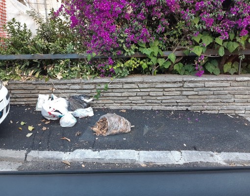 Sanremo: incivili e degrado in via Scoglio, lettore denuncia l'abbandono di rifiuti