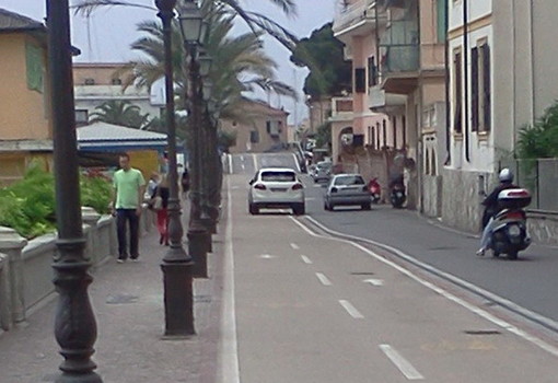 Sanremo: va in spiagga e lascia la sua Porche Cayenne parcheggiata sulla pista ciclabile "Complimenti !" Sanremo: va in spiagga e lascia la sua Porche Cayenne parcheggiata sulla pista ciclabile "Complimenti !"