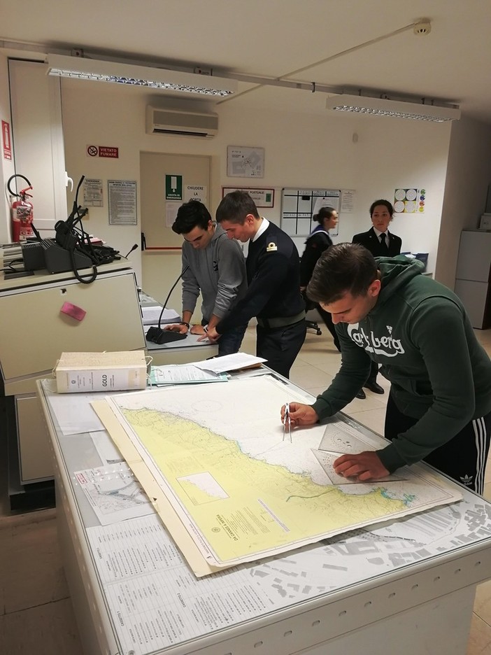 Imperia: progetto 'Alternanza Scuola-Lavoro',gli studenti del Nautico in visita alla Capitaneria di Porto Imperia: progetto 'Alternanza Scuola-Lavoro',gli studenti del Nautico in visita alla Capitaneria di Porto