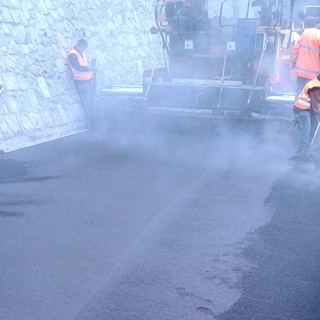 A Ventimiglia proseguono i lavori di asfaltatura, da martedì a mercoledì operai in azione su largo Torino