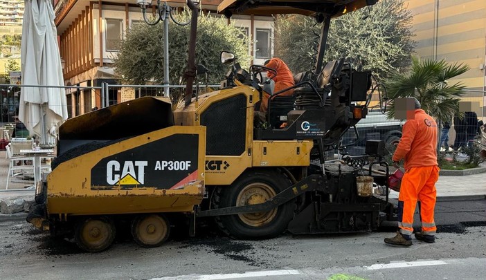 Ventimiglia, lavori in via Cavour: al via l'asfaltatura (Foto) Ventimiglia, lavori in via Cavour: al via l'asfaltatura (Foto)