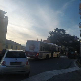 Imperia: scontro tra un'auto e un bus Rt, nessun ferito ma traffico in tilt (foto)