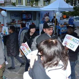 Sanremo: i volontari della Fraternità "Giovanni Paolo II°" in piazza Colombo per dispensare 'abbracci gratis'