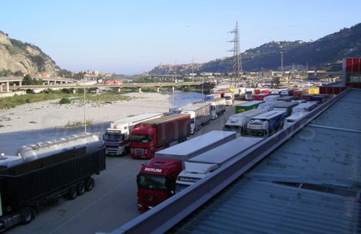 Ventimiglia: migranti fuggono dal cassone di un camion all'autoporto, mobilitazione di soccorsi Ventimiglia: migranti fuggono dal cassone di un camion all'autoporto, mobilitazione di soccorsi