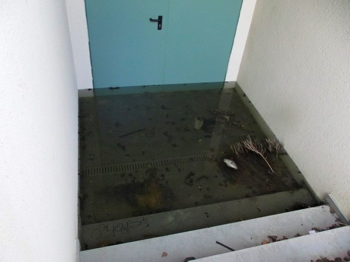 Ospedaletti: dopo le piogge dei giorni scorsi 9 alloggi del condominio 'Patrizia' sono stati sgomberati Ospedaletti: dopo le piogge dei giorni scorsi 9 alloggi del condominio 'Patrizia' sono stati sgomberati