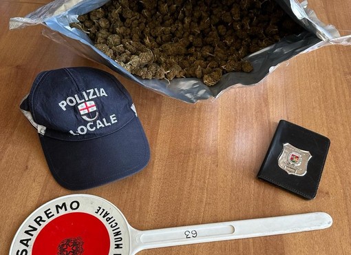 Sanremo, mezzo chilo di "maria" nello zaino: arrestato dalla polizia municipale Sanremo, mezzo chilo di "maria" nello zaino: arrestato dalla polizia municipale
