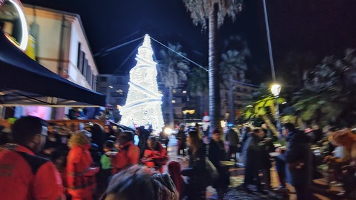 Natale a Sanremo: l’albero si illumina e prende il via la festa, intrattenimento, coro gospel, parata itinerante e accensione delle luminarie