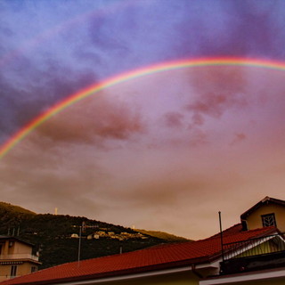 Taggia: le immagini di un lettore dell'arcobaleno che ha solcato il cielo sopra la città Taggia: le immagini di un lettore dell'arcobaleno che ha solcato il cielo sopra la città