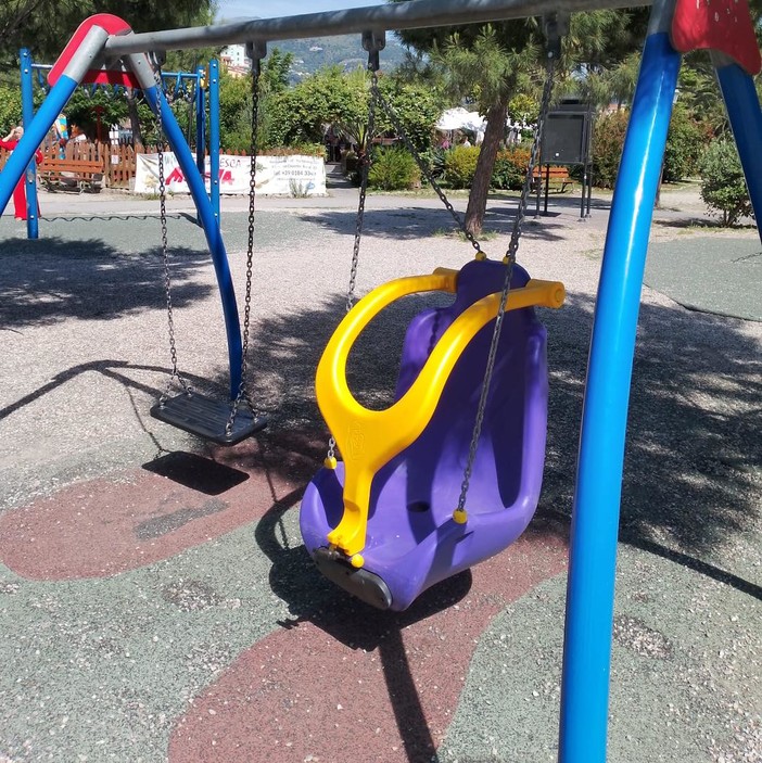 Ventimiglia inclusiva, ripristinate le altalene nei giardini pubblici Tommaso Reggio (Foto)
