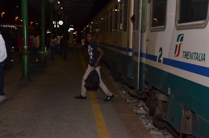Ventimiglia: arrivati alle 23.45 altri 65 immigrati con il treno proveniente da Roma, l'emergenza cresce