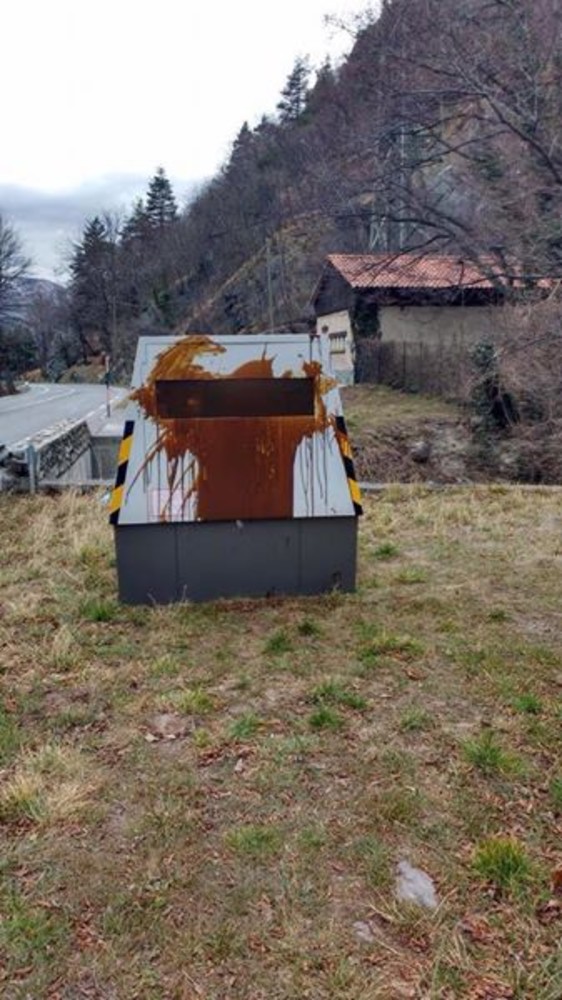 Valle Roja: "Alice ha un problema". Vandalizzato l'autovelox che da settimane controlla il traffico Valle Roja: "Alice ha un problema". Vandalizzato l'autovelox che da settimane controlla il traffico