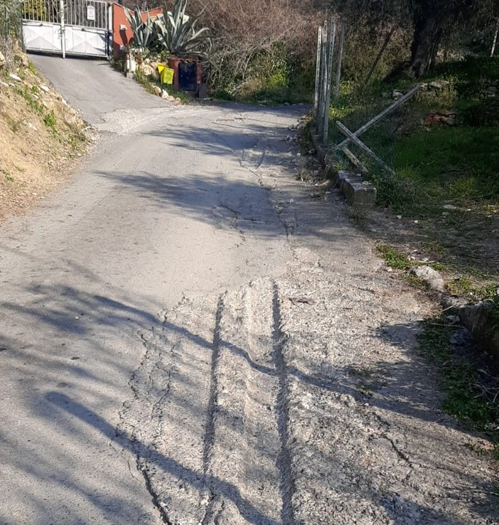 Imperia, asfalto gruviera e proteste in regione Panegai: "Questa strada non è sicura"