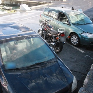 Le due auto inabissatesi ieri a Portosole Le due auto inabissatesi ieri a Portosole