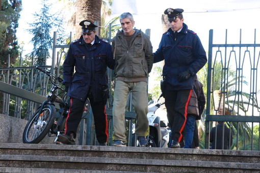 Taggia: 50enne ai domiciliari esce per drogarsi, arrestato per evasione dai Carabinieri Taggia: 50enne ai domiciliari esce per drogarsi, arrestato per evasione dai Carabinieri