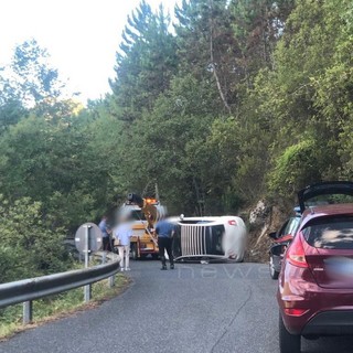Auto ribaltata sulla provinciale tra Perinaldo e Sanremo: lievi ferite per la conducente