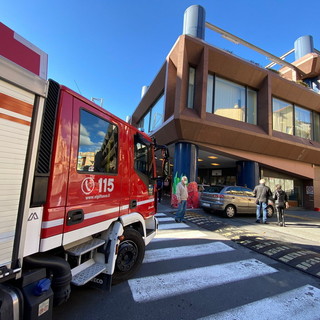 Sanremo: fuga gas da un'auto posteggiata nel palafiori, intervento dei Vigili del Fuoco Sanremo: fuga gas da un'auto posteggiata nel palafiori, intervento dei Vigili del Fuoco