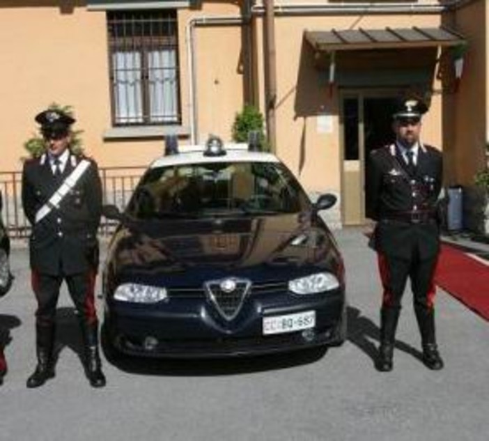 Sanremo: si danno un bacio per passarsi la droga da vendere, arrestata coppia in piazza Eroi