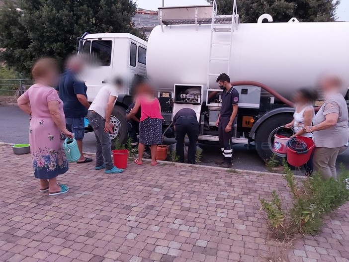 Riva Ligure: ancora numerose famiglie senza acqua, il sindaco "Guasto riparato ma ci vuole tempo" Riva Ligure: ancora numerose famiglie senza acqua, il sindaco "Guasto riparato ma ci vuole tempo"