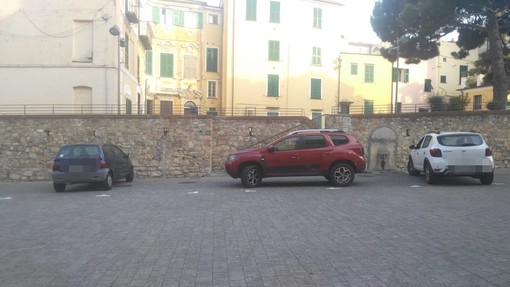 Ecco le auto in piazza Parasio. Questa la situazione pochi minuti dopo l'entrata in vigore della delibera (foto)