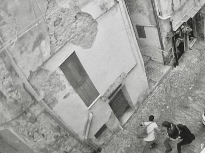 Sanremo, viene trovato con la droga e prende a calci e pugni i poliziotti: tunisino condannato a 8 mesi di carcere