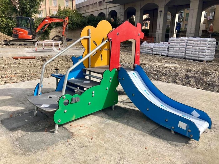 Imperia, proseguono i lavori nel parco di Castelvecchio: installata l'area giochi per i bambini (Foto) Imperia, proseguono i lavori nel parco di Castelvecchio: installata l'area giochi per i bambini (Foto)
