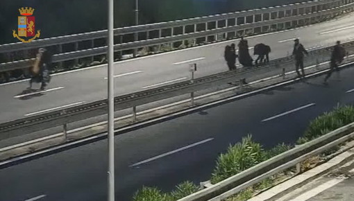 Tenta di far passare il confine a 15 extracomunitari, passeur arrestato dalla polizia sulla A10 (Video) Tenta di far passare il confine a 15 extracomunitari, passeur arrestato dalla polizia sulla A10 (Video)