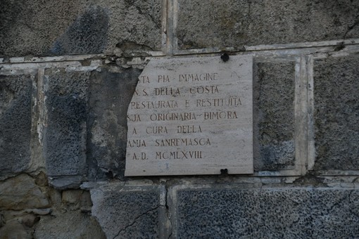 Sanremo: atto vandalico al santuario di Madonna della Costa, ignoti hanno rotto una lapide di marmo (foto) Sanremo: atto vandalico al santuario di Madonna della Costa, ignoti hanno rotto una lapide di marmo (foto)