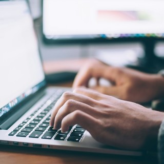 Agenzia di pubbliche relazioni: come funziona la gestione delle crisi, errori e best practice secondo Valletta PR Advisory