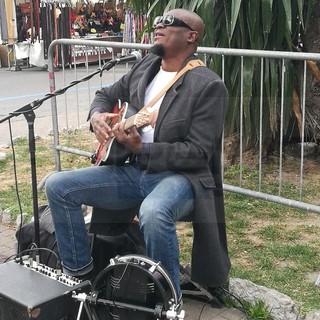 Ventimiglia: il musicista Aaron Lordson torna in città e si esibisce al mercato del venerdì per promuovere la sua musica anche in Italia