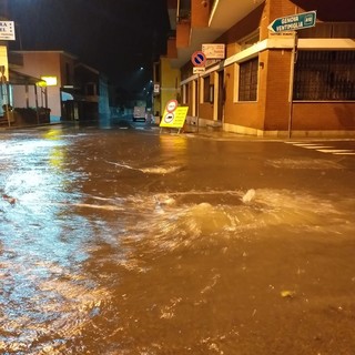 Diano Marina: disagi per il maltempo, allagati strade, tombini e cantine (foto) Diano Marina: disagi per il maltempo, allagati strade, tombini e cantine (foto)
